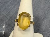 une image d'une bague ornée d'une pierre jaune