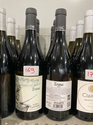 plusieurs bouteilles de vin sont alignées sur un comptoir