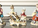 quatre figurines représentant des personnes assises sur une table