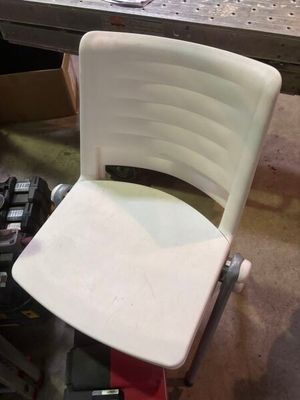 une chaise blanche qui se trouve dans une pièce