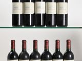 Plusieurs bouteilles de vin sont alignées sur une étagère en verre