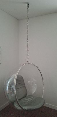 une chaise suspendue dans un coin de la pièce