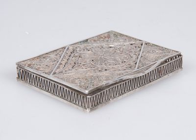 une boîte ancienne en argent sur fond blanc, ornée d'un motif