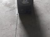 une machine posée sur le sol du garage