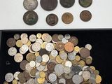 beaucoup de pièces dans une boîte noire posée sur une table