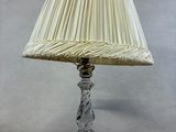 une lampe équipée d'un abat-jour blanc