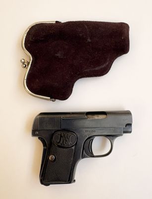 un pistolet et un sac à main posés sur une table