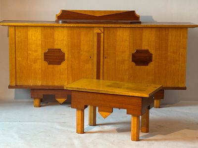 une petite table et une petite armoire dans une pièce
