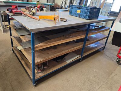 LOT - Table sur roulettes et table en bois de fabrication ma…
