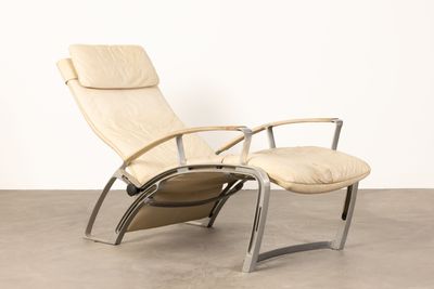 a beige reclining chair with a foot rest and foot rest