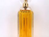l'image d'un flacon de parfum posé sur une table