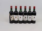 six bouteilles de vin sont alignées sur une surface blanche