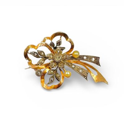 Broche ruban et feuillage en or jaune (750) ornée de petites… - Photo 1