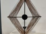 une photo d'une sculpture en fil de fer posée sur une table