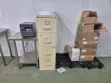 une pile de cartons et un classeur dans une pièce