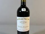 une bouteille de vin posée sur une table
