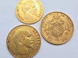 trois pièces d'or portant l'image d'un homme et d'une femme