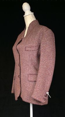 une veste rose sur un mannequin blanc, sur fond noir