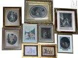 beaucoup de photos encadrées sur le mur de cette pièce