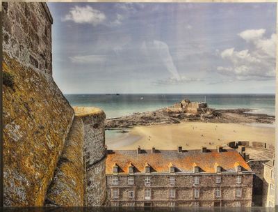 une photo d'une photo d'un château sur la plage