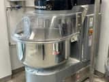une machine placée au milieu d'une pièce
