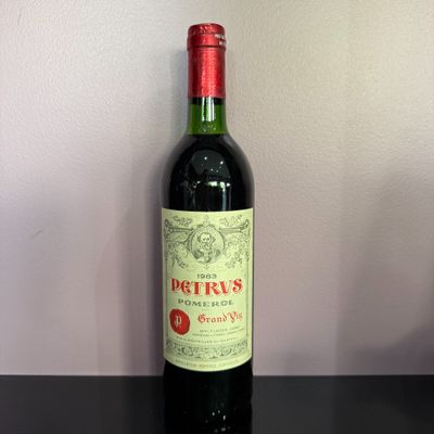 Bouteille de vin rouge PETRUS POMEROL 1983, conservée en cav…