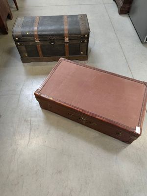 deux valises posées par terre l'une à côté de l'autre
