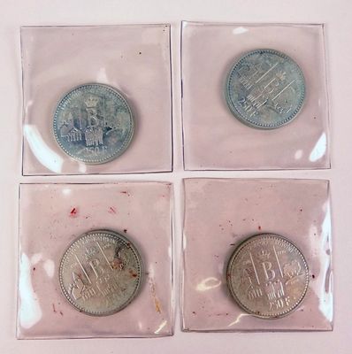 quatre types de pièces différents sont rangés dans des sachets en plastique posés sur une surface blanche