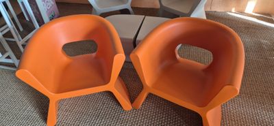 VONDOM Paire de fauteuils PAL by Karim RASHID  en plastique orange