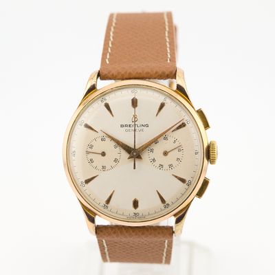 gros plan d'une montre sur une surface blanche
