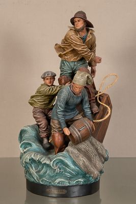 figurine représentant un groupe d'hommes dans une barque sur un plan d'eau