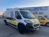 une camionnette garée devant un bâtiment