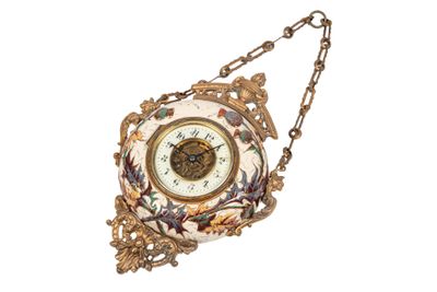 une horloge suspendue à une chaîne sur fond blanc