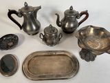 beaucoup d'objets en argent qui se trouvent sur la table