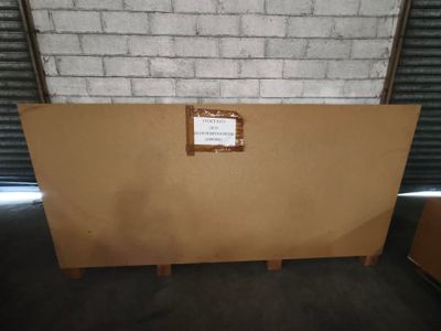 un gros plan d'une boîte en carton sur laquelle est accrochée une pancarte