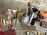un plateau en argent sur lequel sont disposés divers objets