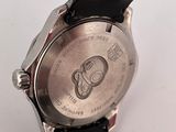 gros plan d'une montre sur une surface blanche