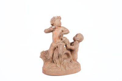 une statue représentant un garçon et un chien assis sur un rocher