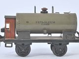 un wagon de petit train avec un char sur le côté