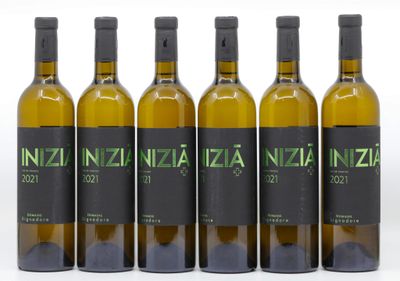 six bouteilles de vin sont alignées dans une rangée