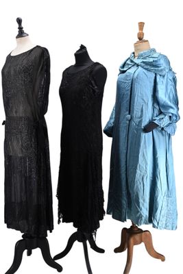 trois robes sur un mannequin, posées sur un fond blanc