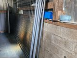 une image représentant une pièce dans laquelle se trouve une clôture métallique