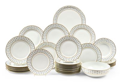 une photo montrant une pile d'assiettes blanches et dorées