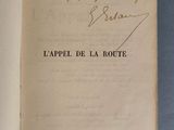 un livre ouvert avec une écriture dessus, posé sur une table