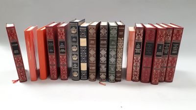 plusieurs livres sont alignés sur une surface blanche