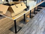 une table sur laquelle est posée une boîte, au milieu d'une pièce