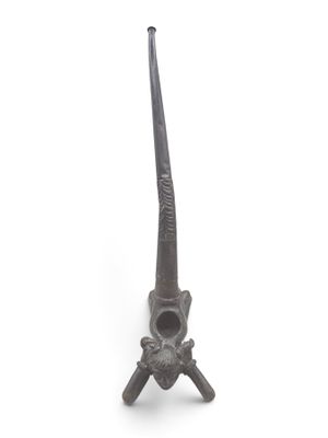 une image représentant un objet métallique sur fond blanc