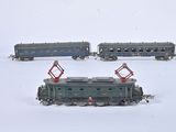 trois petits trains posés sur une surface blanche