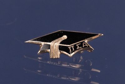 une toque de diplômé noire surmontée d'un pompon