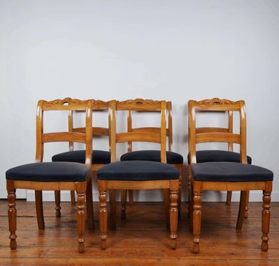lot de quatre chaises de salle à manger anciennes en chêne, avec des coussins rembourrés bleus